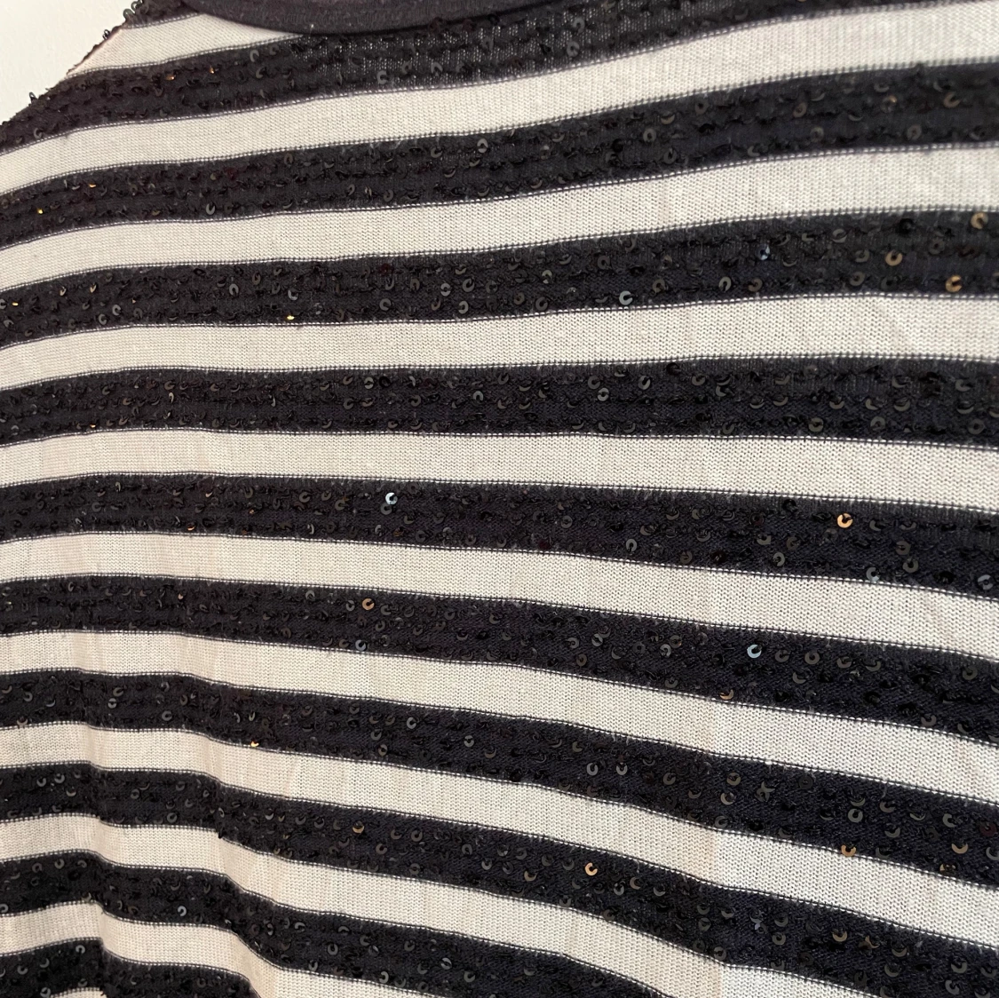 Randig svartvit paljett-tröja - 2