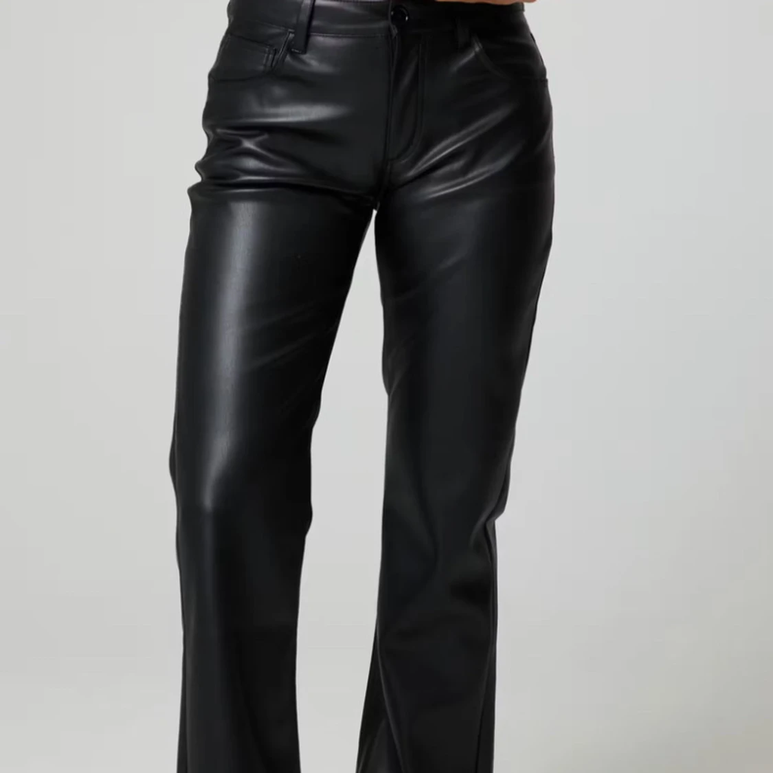 Svarta skinnbyxor med raka ben