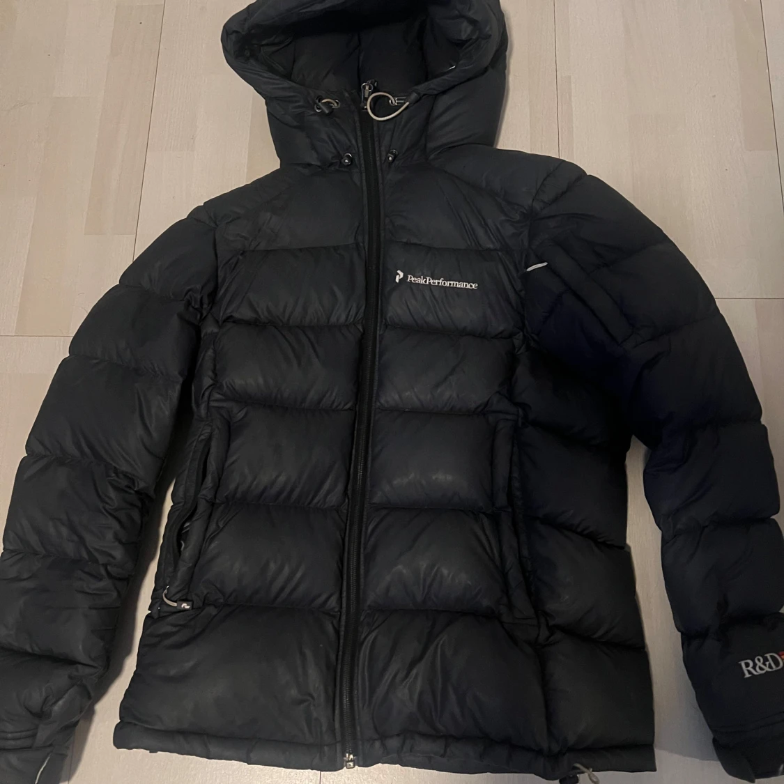 Svart dunjacka Peak Performance XS