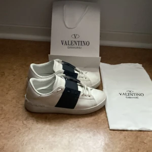 Valentino Garavani Open sneakers vit/blå - Säljer ett par snygga Valentino Garavani Open sneakers. Helt nya använd 3 gånger säljer pågrund av inget behov skriv gärna om du e intresserad 