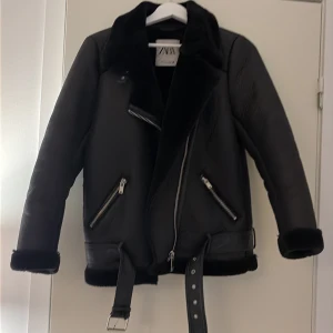 Svart pälsfodrad jacka från Zara - Jätte söt jacka från Zara, använd ett par gånger, storlek S