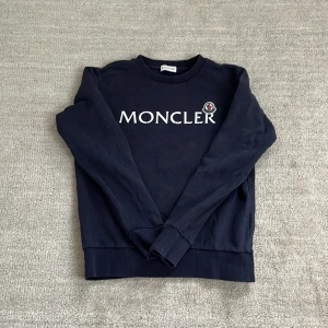 Moncler Sweatshirt  - Tja! Säljer nu denna feta Moncler sweatshirten! Den är i riktigt bra skick som ni ser på bilden. Storleken är 14 år, eller 164 cm, men jag skulle säga att den passar upp till 168 cm.              Nypris: 3000 kr❌‼️Mitt pris: 1299 kr ✅. Skriv vid minsta fråga eller fundering och pris kan diskuteras!🤝
