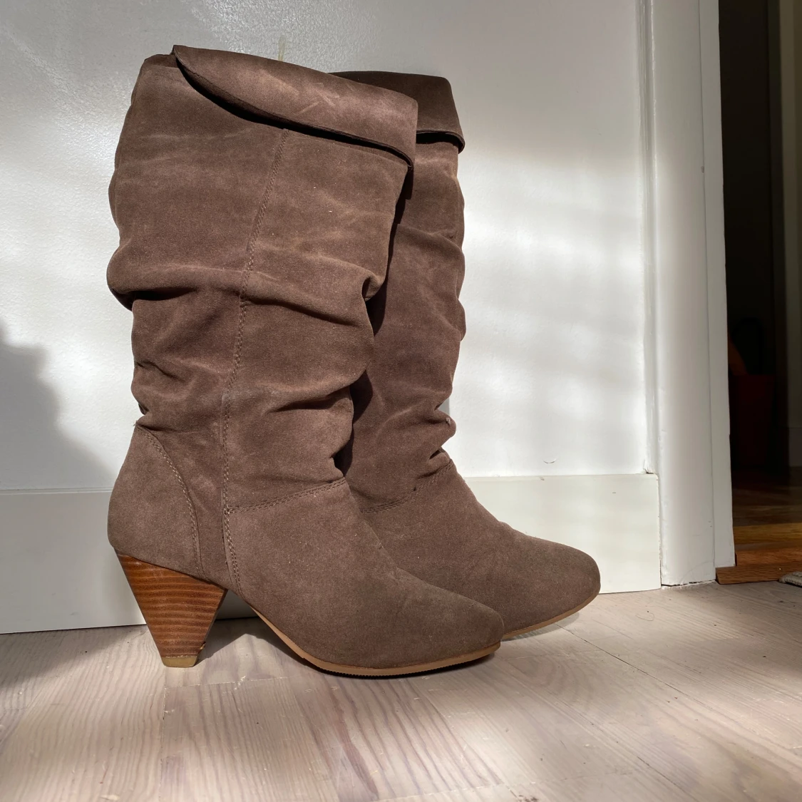 Bruna mockastövlar med klack - 1