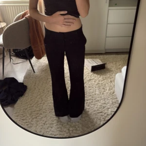 Svarta bootcut kostymbyxor - Svarta kostymbyxor från Gina tricot. Byxorna har klassiska fickor, bälteshällor och stängs med dragkedja och knapp. Perfekta för en clean och stilren look.