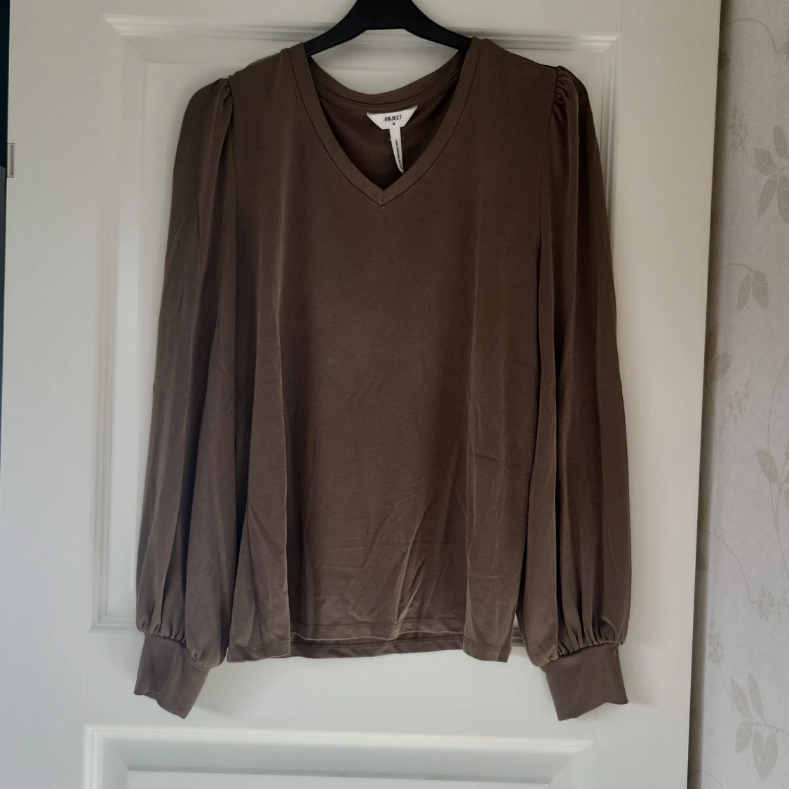 Brun v-ringad topp från Object