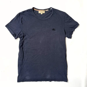 Burberry T-Shirt - Clean Burberry T-Shirt i navy. Skick: 7/10. Retail: 4,000 SEK.