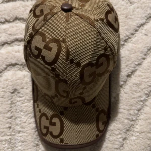 GG jumbo keps  - Nytt skick keps med mönster på och en strålande fin beige färg passar till allt One Size pris kan diskuteras vid snabb affär!!