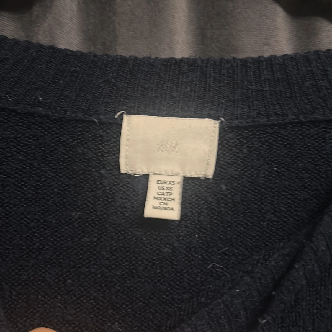 Mörkblå stickad tröja från H&M - 2