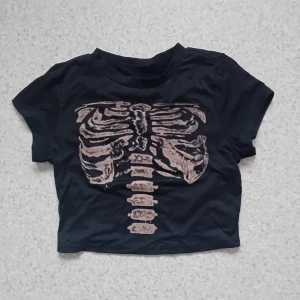 croppad topp bleach SKELETT - croppad topp bleach SKELETT möts upp i linköping eller mjölby- postar även ofc ☆ DMa för fler frågor