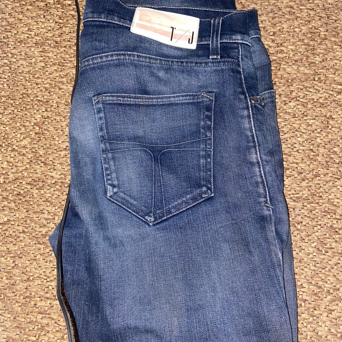 Mörkblå jeansbyxor från T/J, 29/32