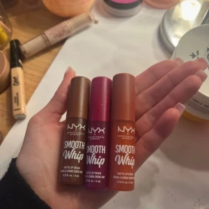 NYX Smooth Whip Matte Lip Cream 3-pack - Tre NYX Smooth Whip Matte Lip Cream i olika färger: chokladbrun, bärig rosa och varm terrakotta ALDRIG ANVÄNDA