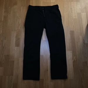 Svarta chino byxor - Sitter i ”straight fit” skit snygga nu till vintern och hösten! Från lager 157.