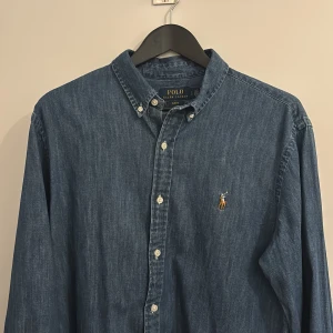 Ralph Lauren jeansskjorta - Ralph lauren skjorta som är använd 1-2 gånger. 