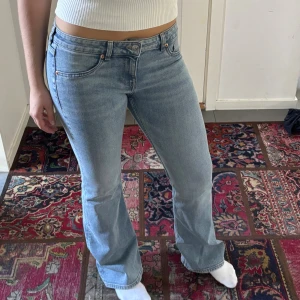 Bootcut jeans  - Snygga lågmidjade bootcut jeans från HM. Lagom långa på mig som är 168cm. De är helt oanvända så i ny skick. Hör av dig om du har några frågor och priset går att diskuteras💕