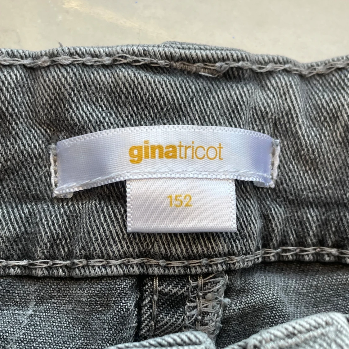 Grå jeans med broderade bakfickor🩵 - 4