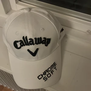 Vit Callaway keps Chrome Soft - Snygg vit keps från Callaway. Helt ny och oanvänd ny pris 400, mitt pris 200