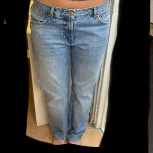 Ljusblå straight jeans från g perfect - Säljer ett par ljusblå jeans från g perfect jeans i rak modell. Klassisk femficksdesign, normalhög midja och snygg tvätt. Perfekta för dig som gillar en avslappnad och tidlös look. Materialet är jeans med en skön känsla. 