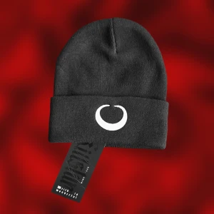 Beanie 🔥 - Tuff mössa med månbroderi från Killstar! 🖤🌙Perfekta plagget nu när kylan börjar krypa fram. One Size men flexibel i storleken då den är väldigt stretchig (omkrets 40-70cm) 📏I nyskick med tag, endast tagen ur förpackningen för bildernas skull! ✨Köp nu 💌