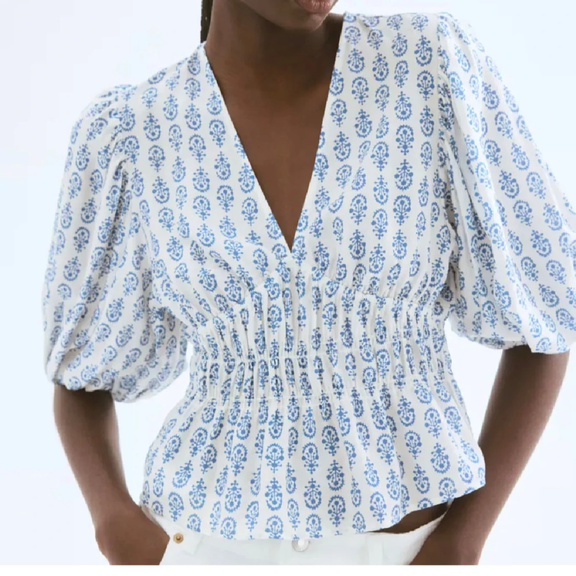 Vit och blå blus med puffärm - 1