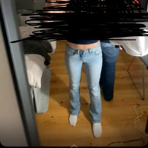 Ljusblå bootcut jeans - Säljer ett par ljusblå pepe jeans med bootcut-modell och låg midja. Jeansen har klassisk femficksdesign och är tillverkade i mjukt denimtyg. Perfekta för dig som gillar en avslappnad och trendig look.