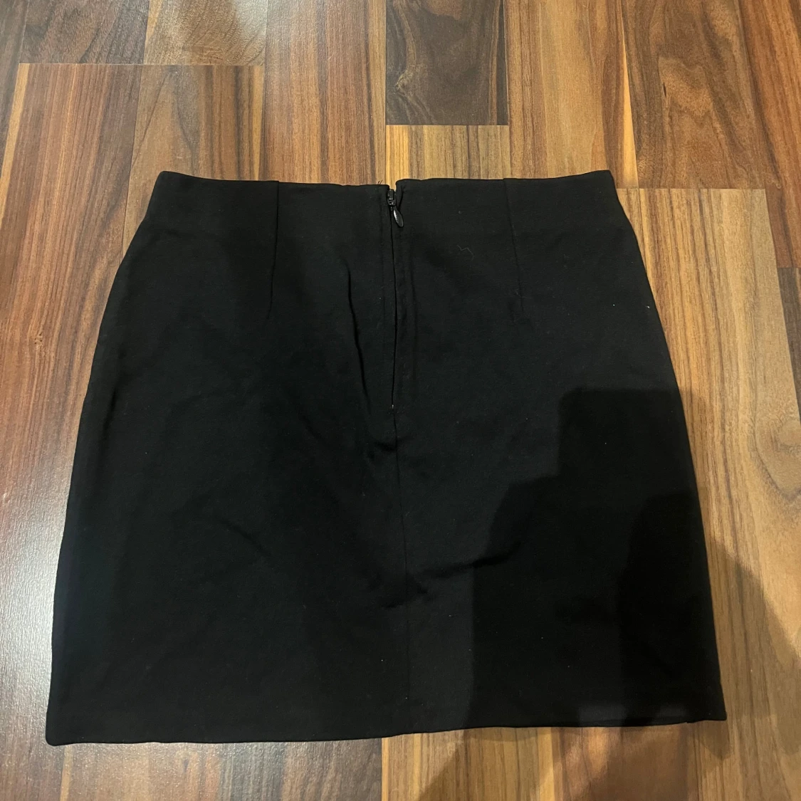 Svart glittrig kortkjol med paljetter - 1