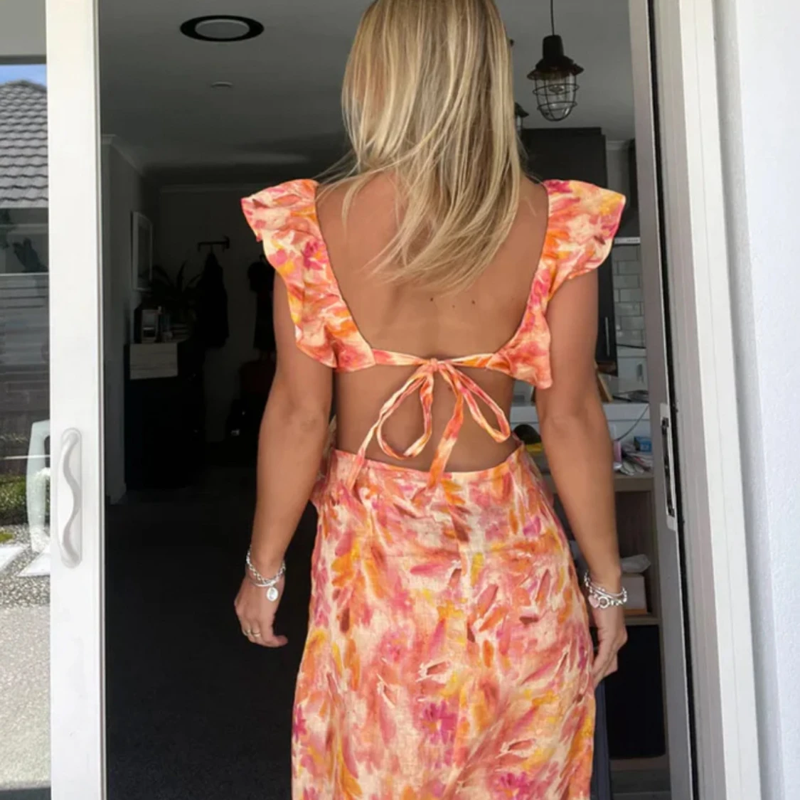 Blommig långklänning med volang och cut-out - 1