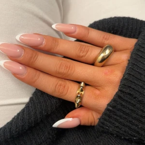 Guldfärgad Edblad ring med nitar - Cool ring från Edblad i guldfärgad metall med tre tydliga konformade nitar runt om. Ringen har en modern och edgy vibe, perfekt för dig som vill sticka ut med accessoarerna. Märkt med Edblad på insidan och storlek 16,00mm. Pris går alltid att diskutera!!🤍