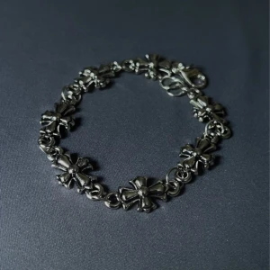 Elevé Crosses - Minimalist 19 cm bracelet with raised chrome cross links.