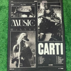 Playboi Carti custom matta - I AM MUSIC - Unik handgjord matta inspirerad av Playboi Carti. Perfekt för att ge ditt rum en riktig drip och hype vibe. One of a kind – för alla Carti-fans som vill sticka ut.