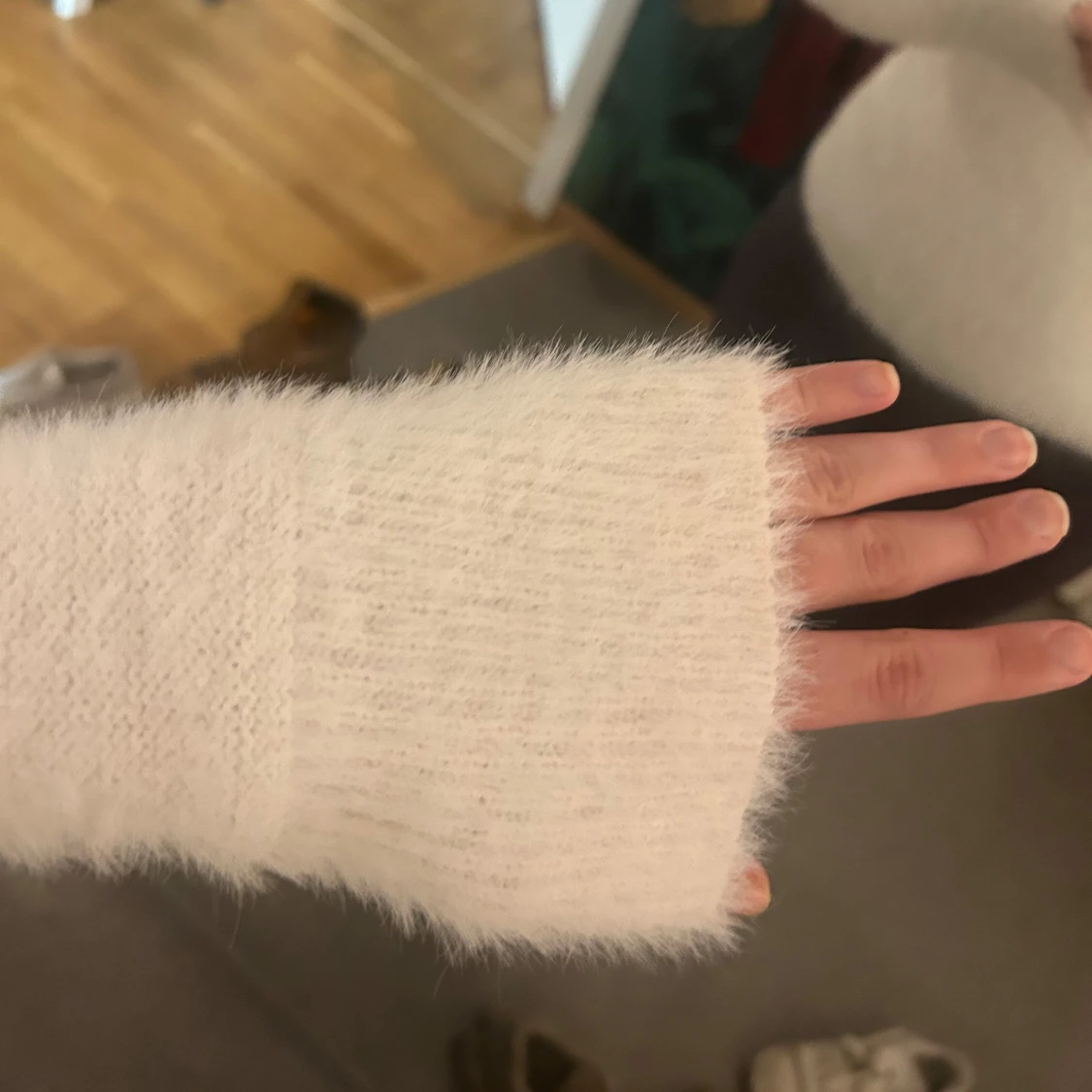 Vit fluffig stickad tröja - 1