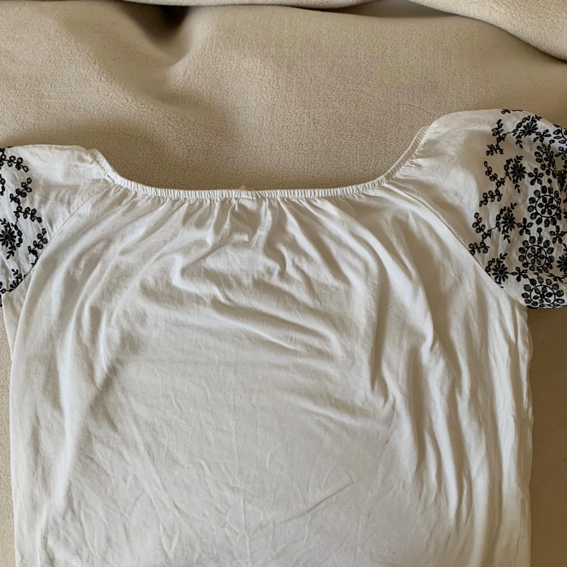 Vit blus med broderade puffärmar H&M XS - 3