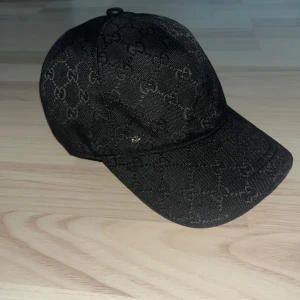 Svart Gucci keps  - Svart keps från Gucci i fantastiskt skick, knappast använd priset kan diskuteras vid snabb affär och har ni några frågor äre bara att skriva.