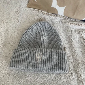 Tommy Hilfiger grey elevated winter beanie - Very warm grey beanie from Tommy Hilfiger. Worn once, so like new!  70% acrylic 30% wool. — Mycket varm grå mössa från Tommy Hilfiger. Använd en gång, så som ny! 70% akryl 30% ull.