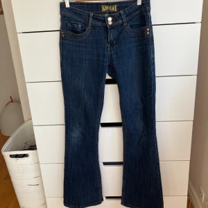 Skinny Flare jeans från Denim Co - Snygga mörkblå jeans från Denim Co. kontrastsömmar och dubbla knappar fram. Jeansen har låg midja och är tillverkade i stretchigt denim för skön passform. Imnerbenslängd:76 Rise:19. Pris går att diskutera och avrik gärna om du har några frågor ❤️