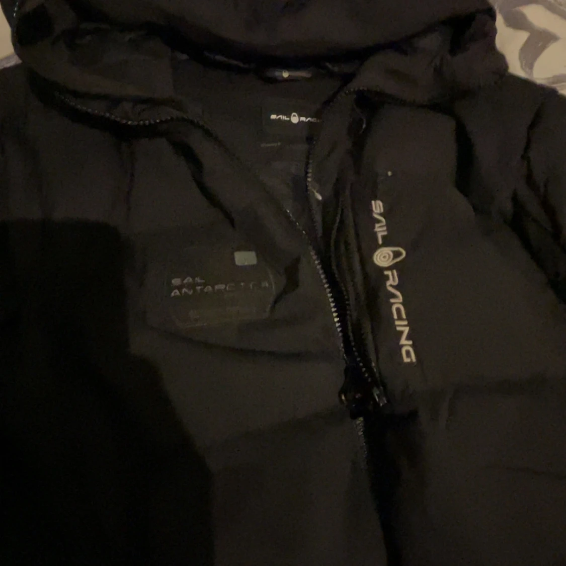 Svart dunjacka Sail Racing med huva. Den är S men är mer som M  - 2