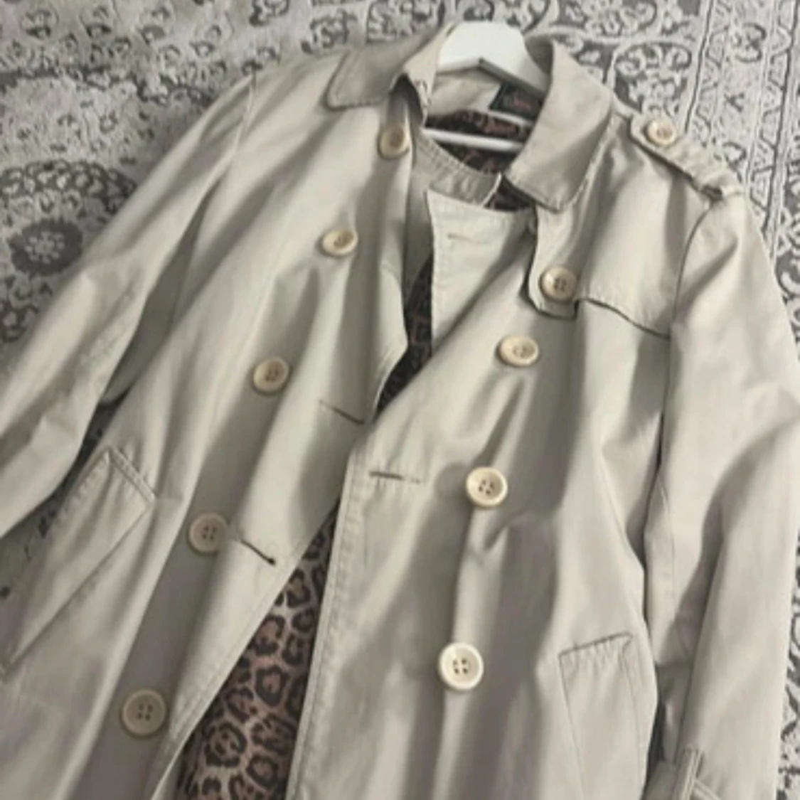 Beige trenchcoat med leopardfoder - 2