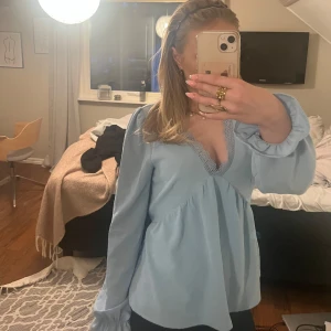 Blå veromoda blus  - Väldigt fin blå blus från veromoda. Kommer tyvärr inte till användning längre. Inga defekter.