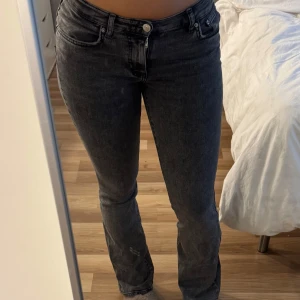 low waist jeans - lågmidjade bootcut jeans från gina!