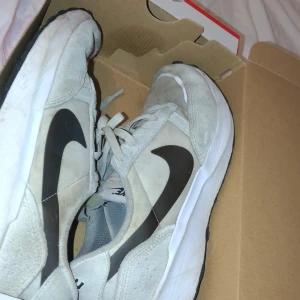 Vita Nike Skor - Skorna är lite smutsiga men bra skick