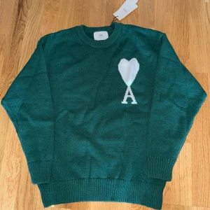 Ami sweater - Säljer nu denna riktigt snygga ami paris stickade sweatshirten. Den är i strl S och är helt ny med tags. Har även en blå i strl M i min profil. Bara att skriva ett DM vid intresse!