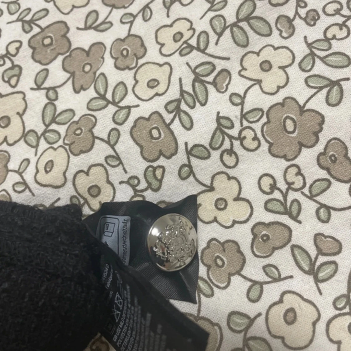 Svart topp med dekorativa knappar H&M - 4