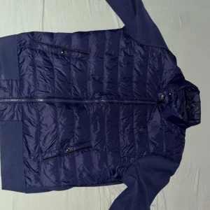 Mörkblå pufferjacka Polo Ralph Lauren - Säljer nu min Ralph Lauren cardigan då jag känner att den inte kommer till så mycket användning då jag har en annan som jag använder. Den är använda ett fåtal gånger vilket gör att de är i mycket bra skick. Säljer den för 1700 men pris kan diskuteras.