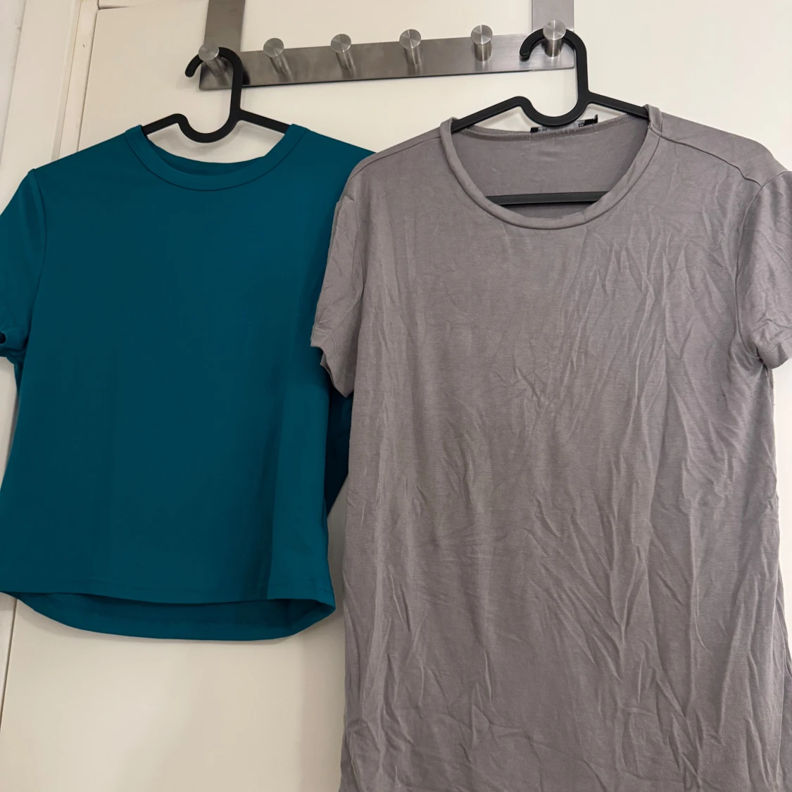 Två basic t-shirts i blått och grått