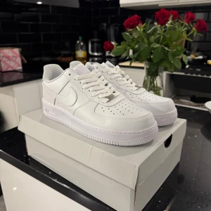 Nike Air Force 1 helvita sneakers - Storlek 43 kommer med låda. Kondition 10/10