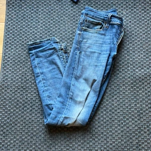 Jack and Jones Jeans - Snygga Jack and Jones jeans som är i modellen slim. Väldigt fräscha och i bra skick. Har ett litet hål längst ner vid foten men märks knappt av. 