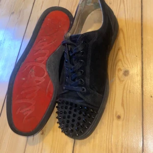 Loubs i grymt skick! - Säljer dessa då de inte kommer mer till användning. Dom är sparsamt använda och har lite defekter på insidan som syns på bild men annars är dom i superfint skick, inget hål eller något sånt! Minsta fundering är det bara att höra av er!