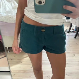Mörkgröna shorts från American Eagle - Snygga mörkgröna shorts från American Eagle Outfitters med stretchigt material. Perfekta för varma dagar och enkel att matcha med allt.🥰🌸
