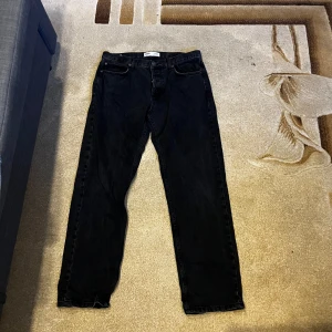 Svarta loose fit jeans från FSBN - Svarta jeans från FSBN i loose fit-modell. Klassisk femficksdesign med raka ben och normal midja. Jeansen är tillverkade i ett robust denimtyg och passar perfekt för en avslappnad och trendig stil.