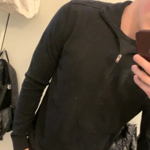 half zip tröja från Selected Homme - Fet långärmad tröja från Selected Homme med half zip-dragkedja vid halsen. Tröjan har en stilren och enkel design, normal passform och är tillverkad i mjuk bomull. Perfekt för lager-på-lager och passar till många olika outfits.