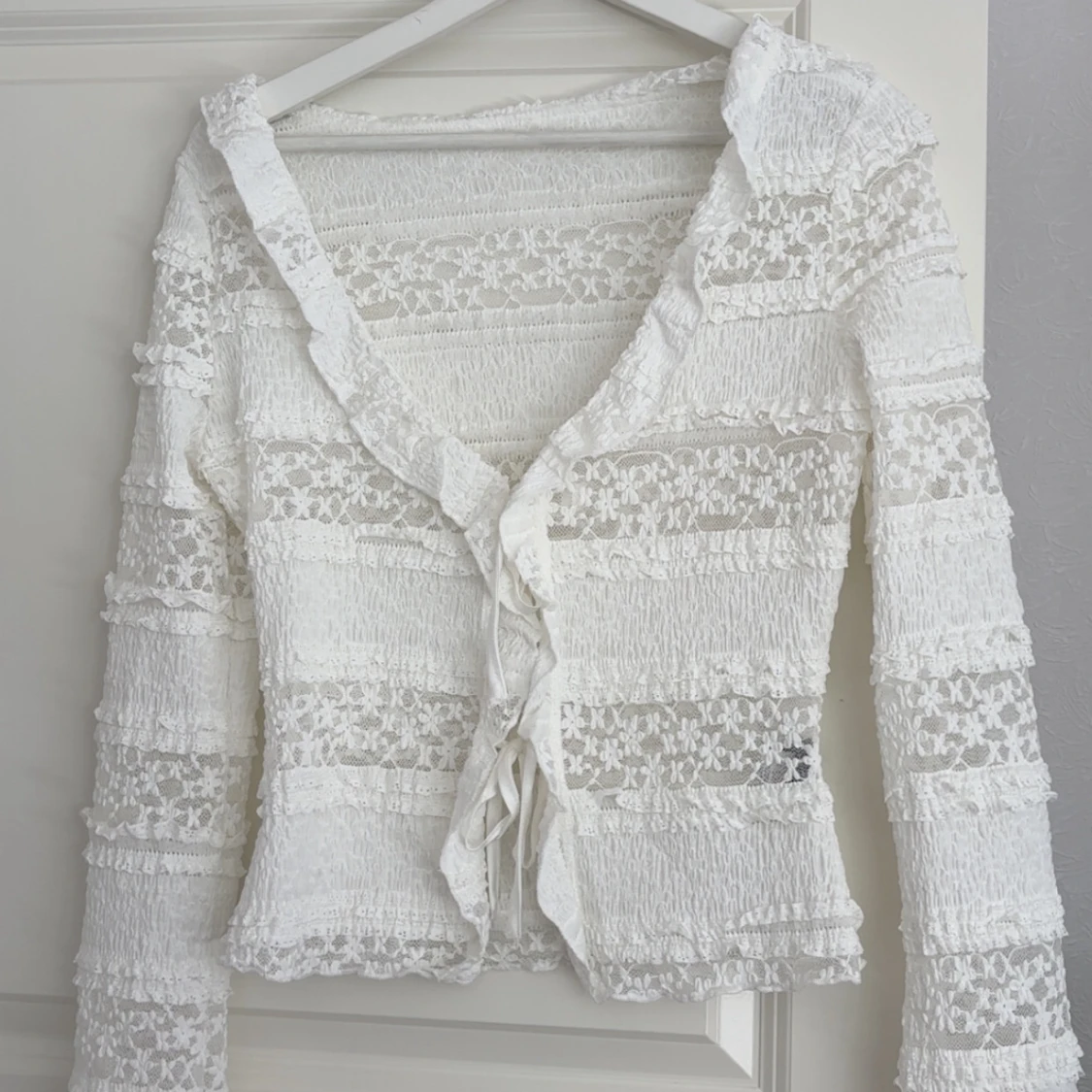 Vit spetsblus med knyt från SHEIN